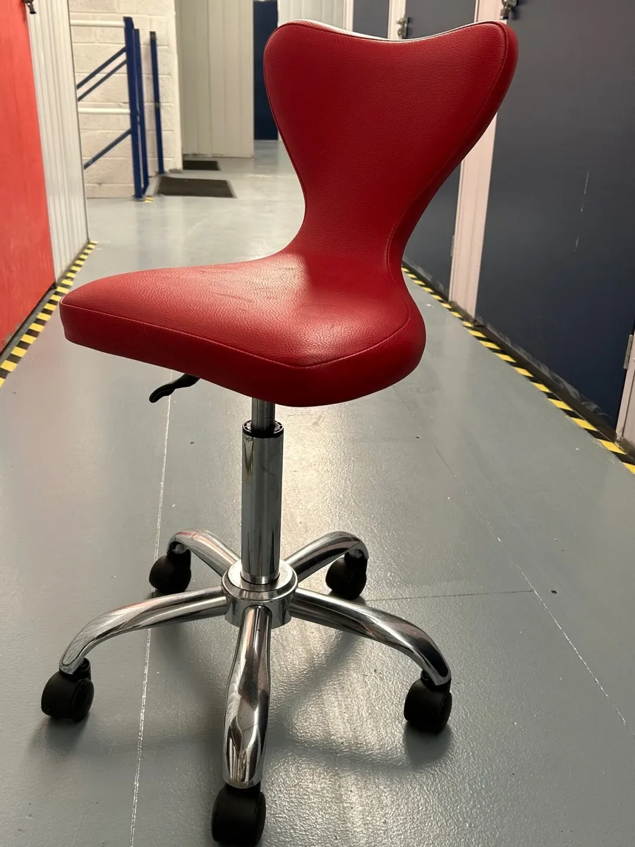 Red chairs - Image 2