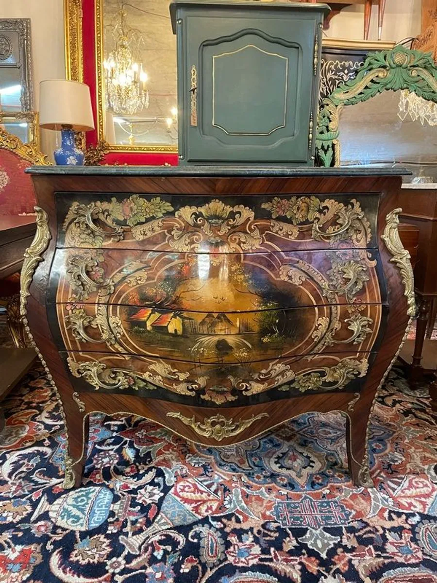 A Lovely Louis XV Style Hand Painted Chest of Drawers. - Image 1
