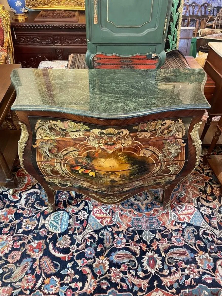 A Lovely Louis XV Style Hand Painted Chest of Drawers. - Image 2