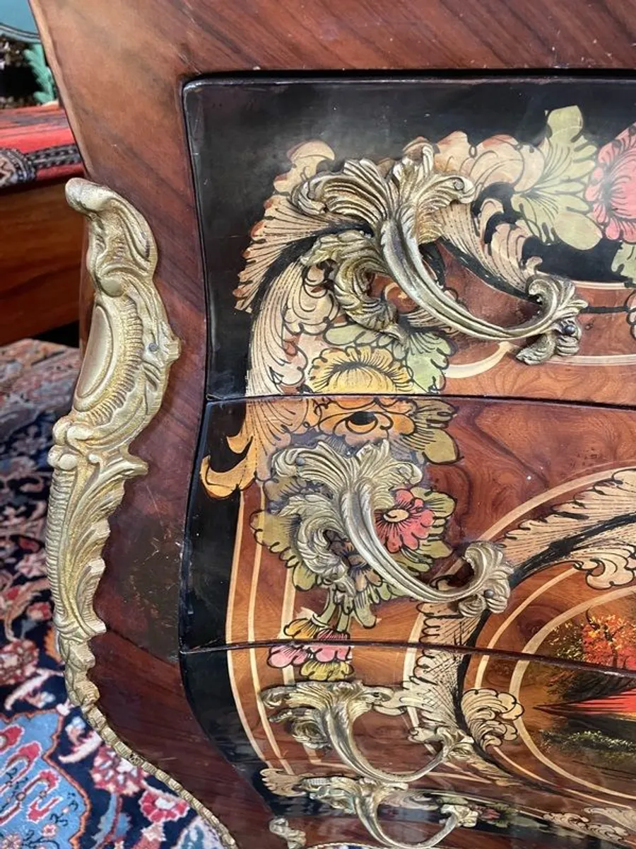 A Lovely Louis XV Style Hand Painted Chest of Drawers. - Image 3