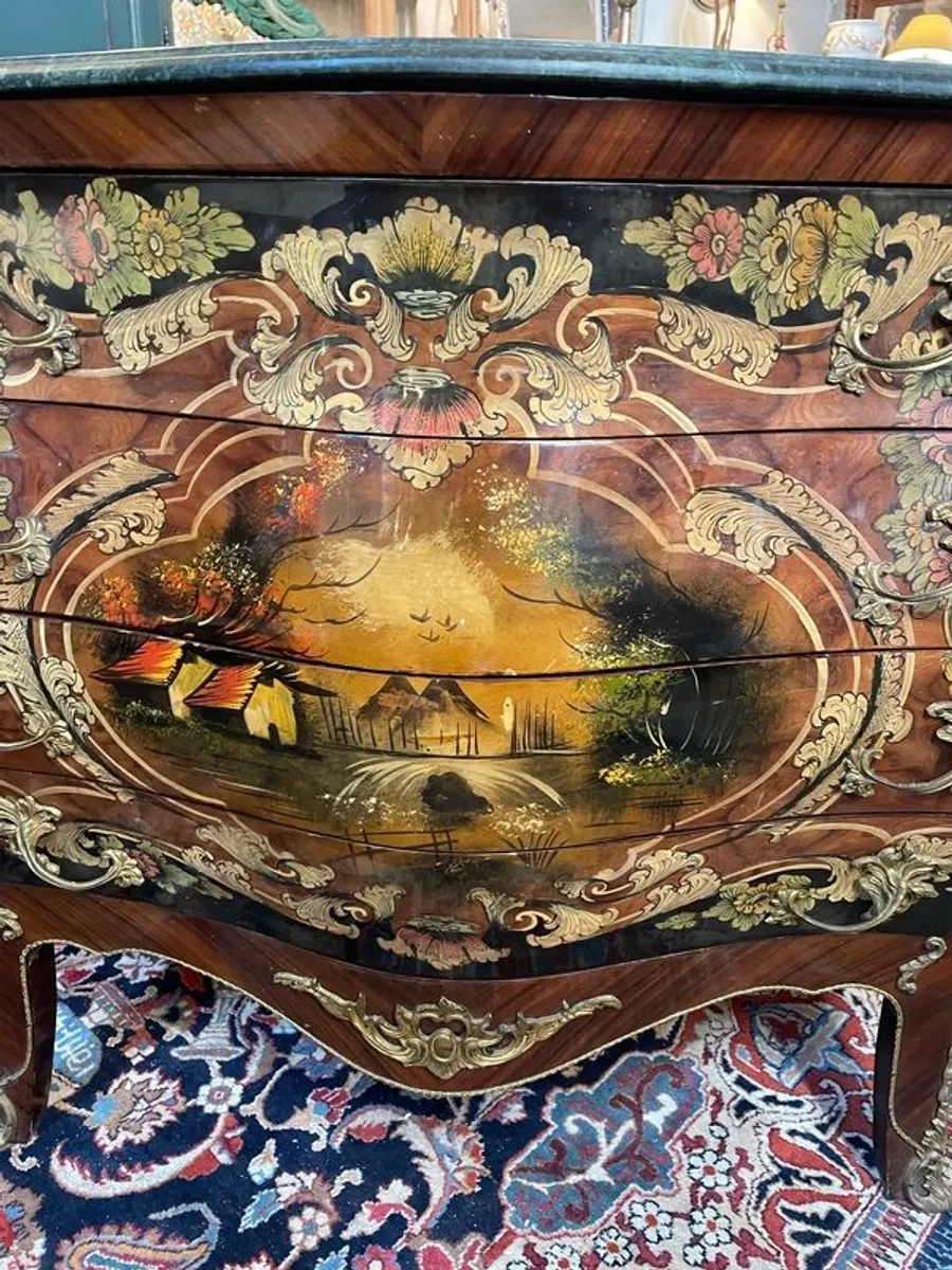 A Lovely Louis XV Style Hand Painted Chest of Drawers. - Image 4