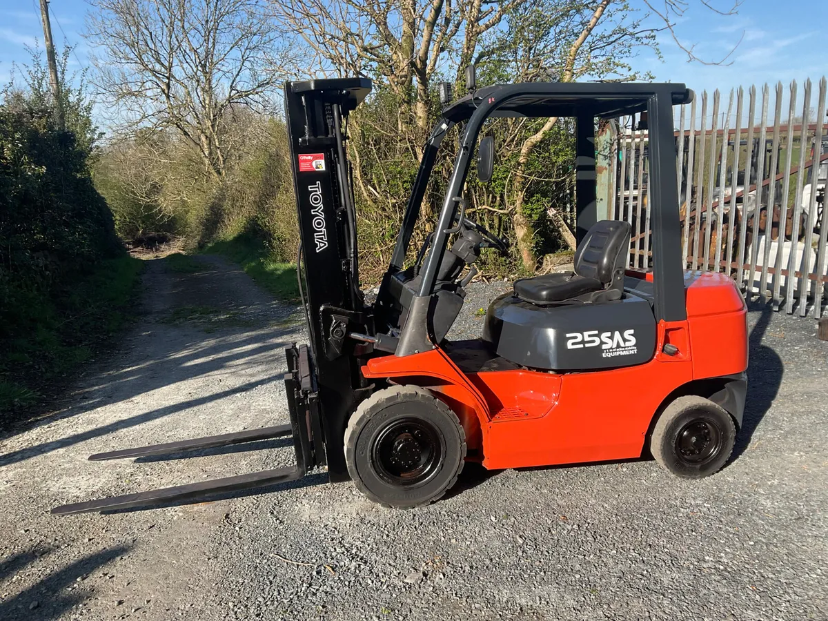 FORKLIFT - Image 1