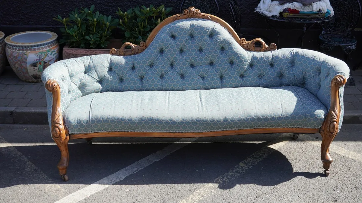 📌Victorian Walnut Settee - Circa 1860s - Image 1