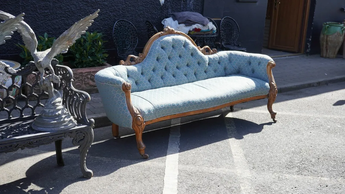 📌Victorian Walnut Settee - Circa 1860s - Image 2