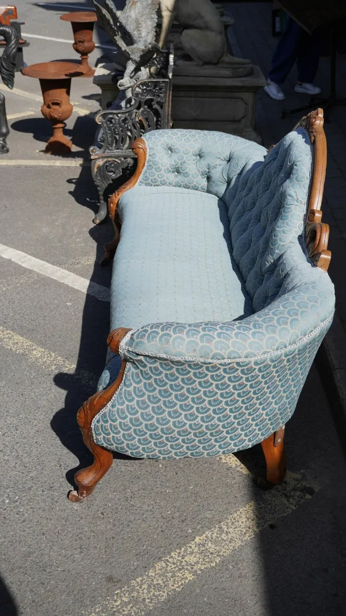 📌Victorian Walnut Settee - Circa 1860s - Image 3