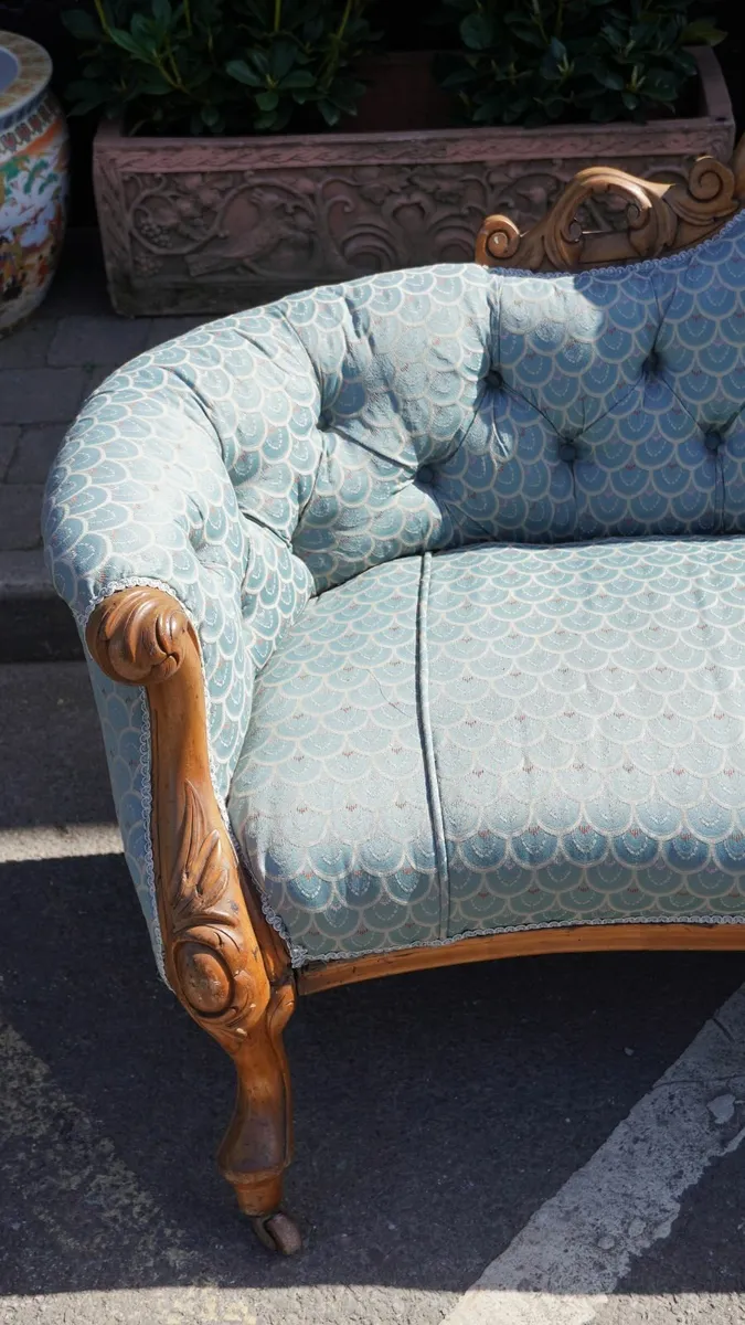 📌Victorian Walnut Settee - Circa 1860s - Image 4