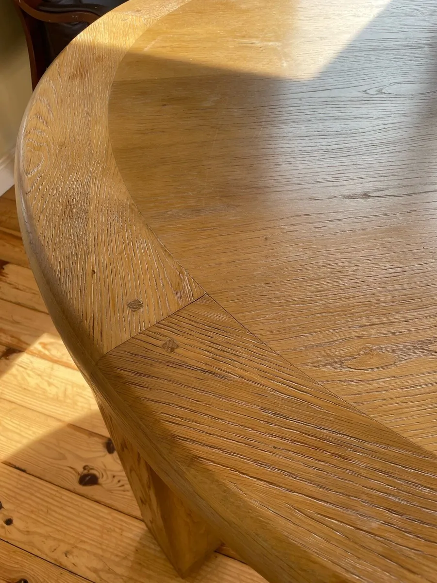 Dining table. Solid timber. Circular - Image 2