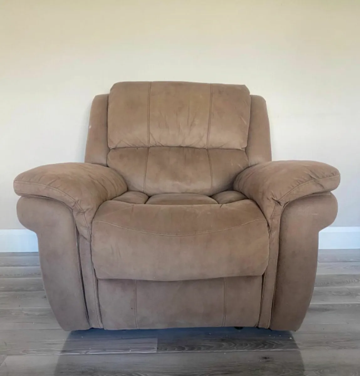 3 - 2 - 1 Fully Reclining Suite - Image 1