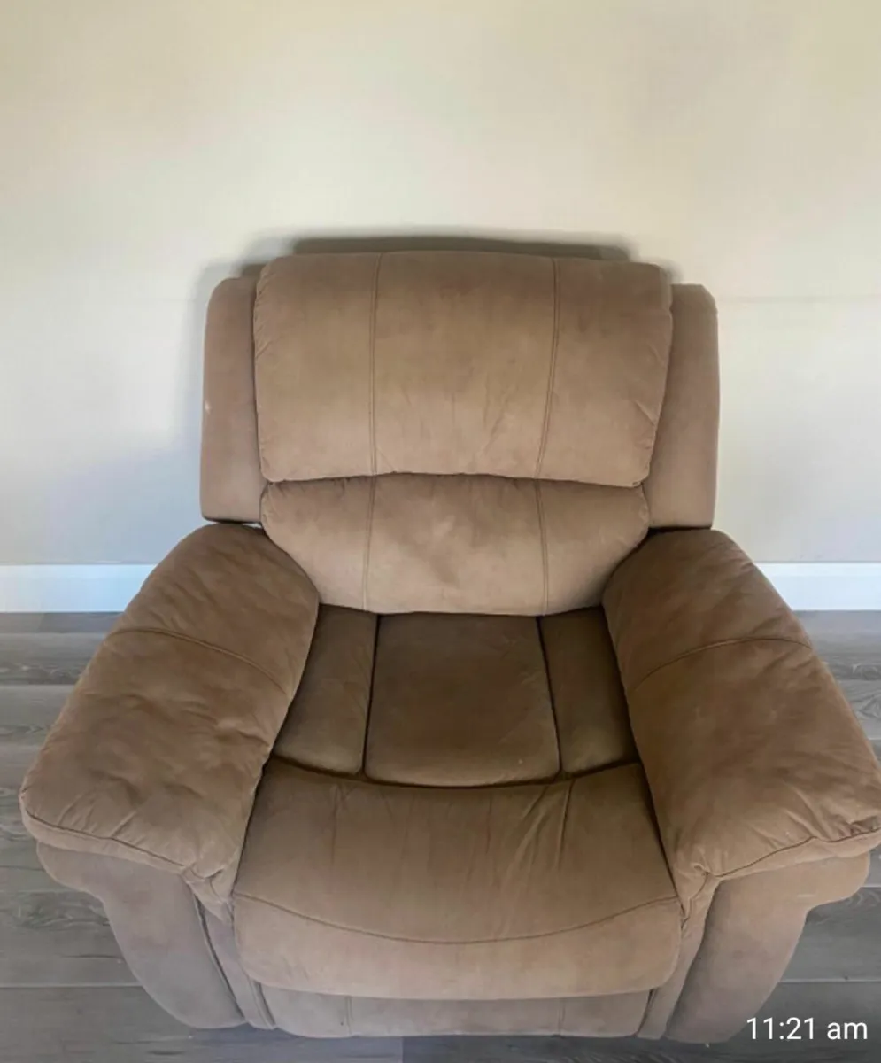 3 - 2 - 1 Fully Reclining Suite - Image 2