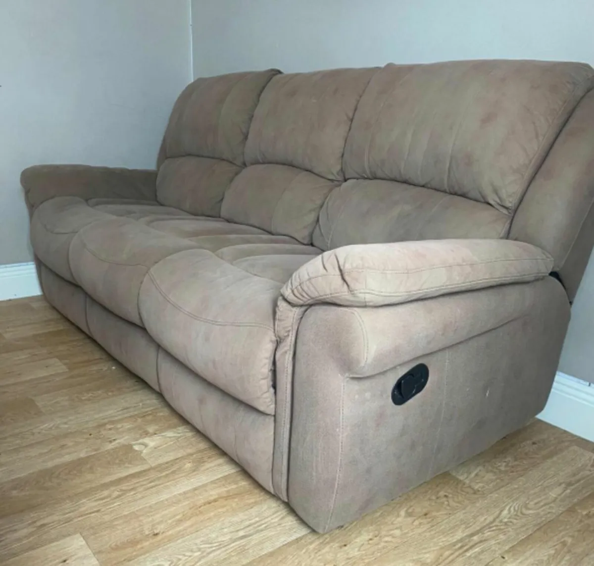 3 - 2 - 1 Fully Reclining Suite - Image 3