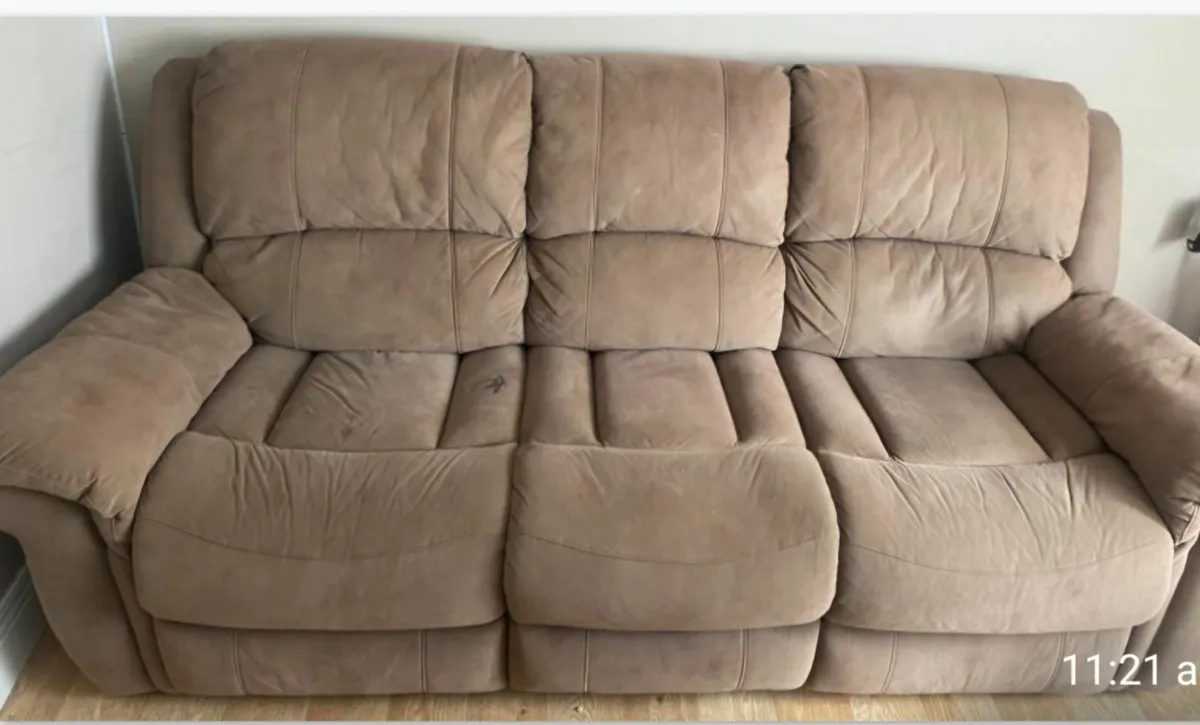 3 - 2 - 1 Fully Reclining Suite - Image 4