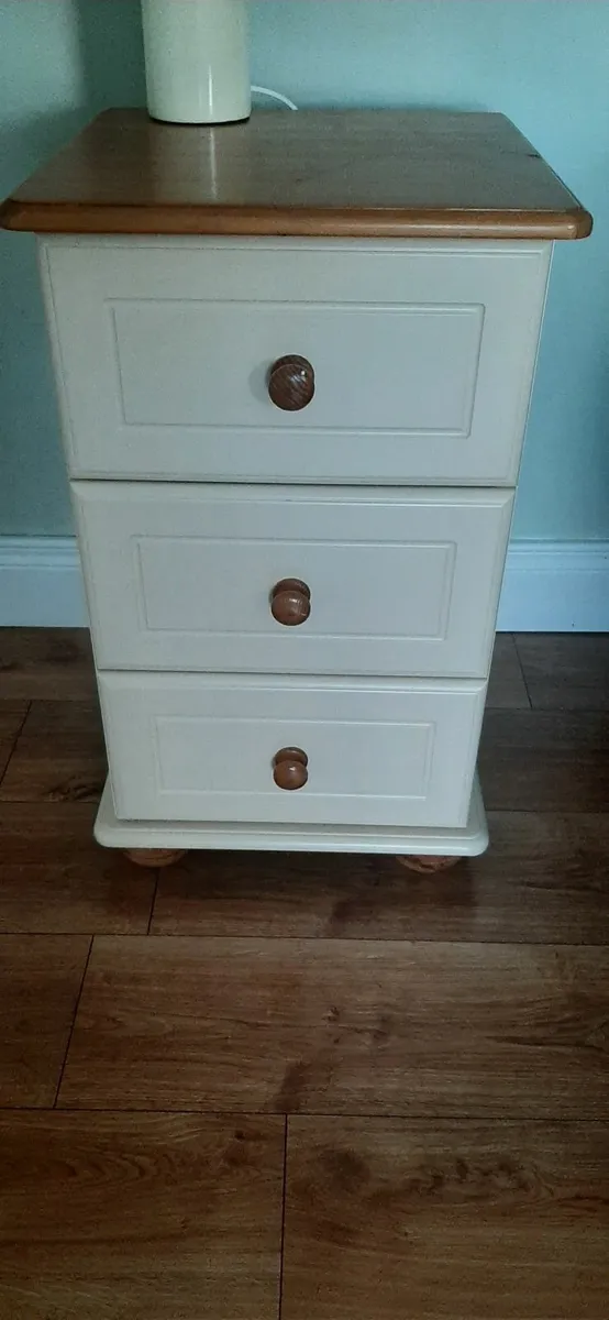 Bedside lockers and chest of drawers - Image 2