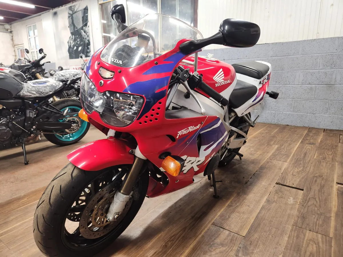 Honda CBR 900 RR Fireblade - Image 3