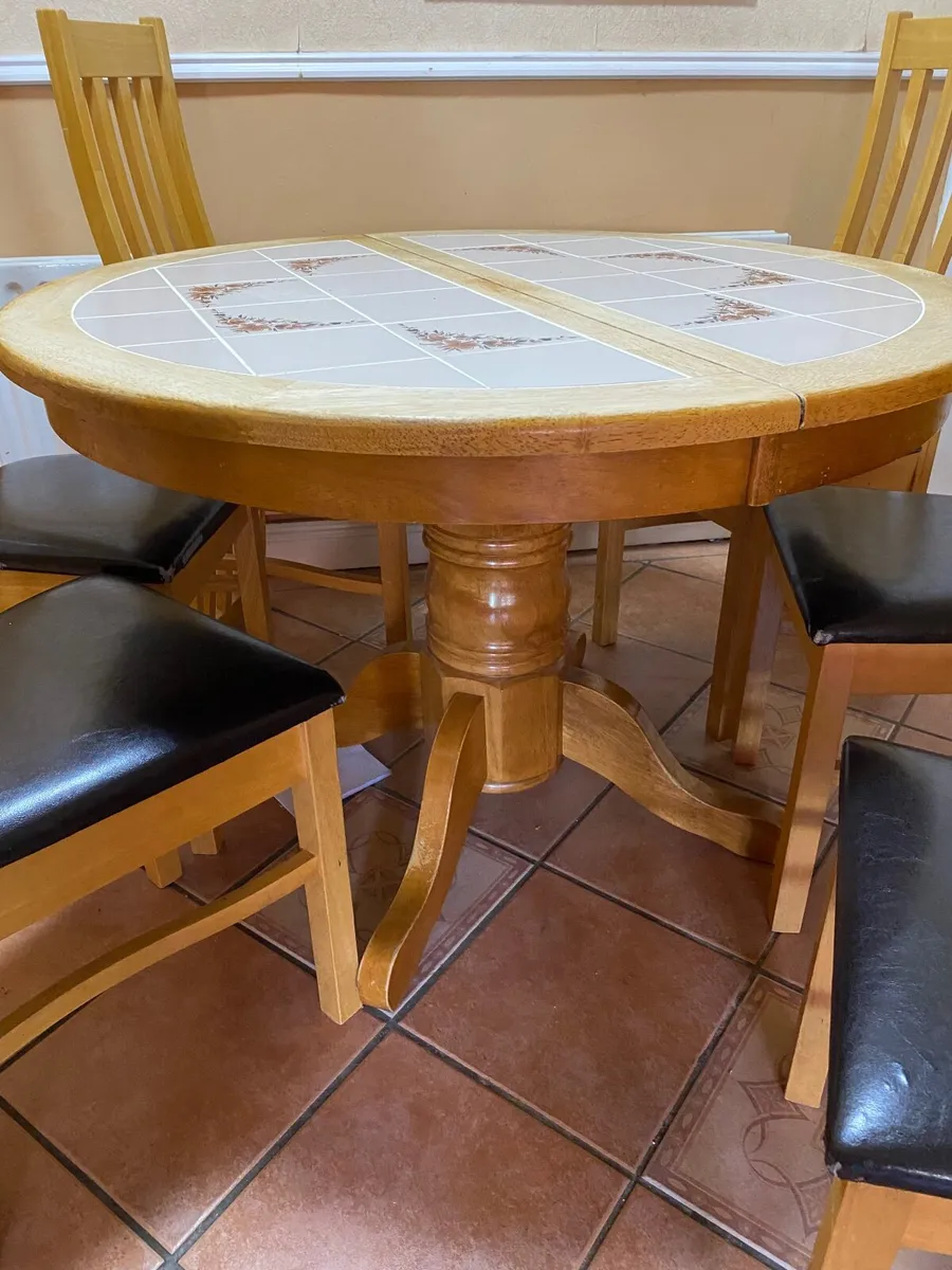 Circle kitchen extendable table