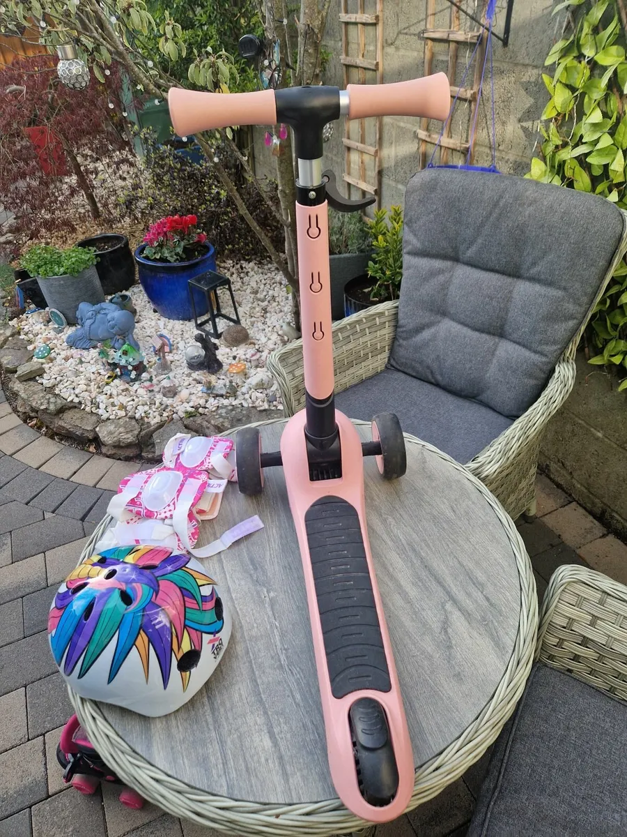 Kids scooter & Roller skates - Image 4