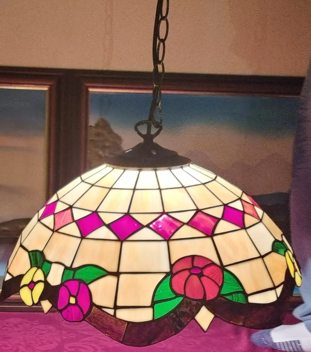 18" Wide Tiffany Style Ceiling Pendant Light/ Lamp - Image 1