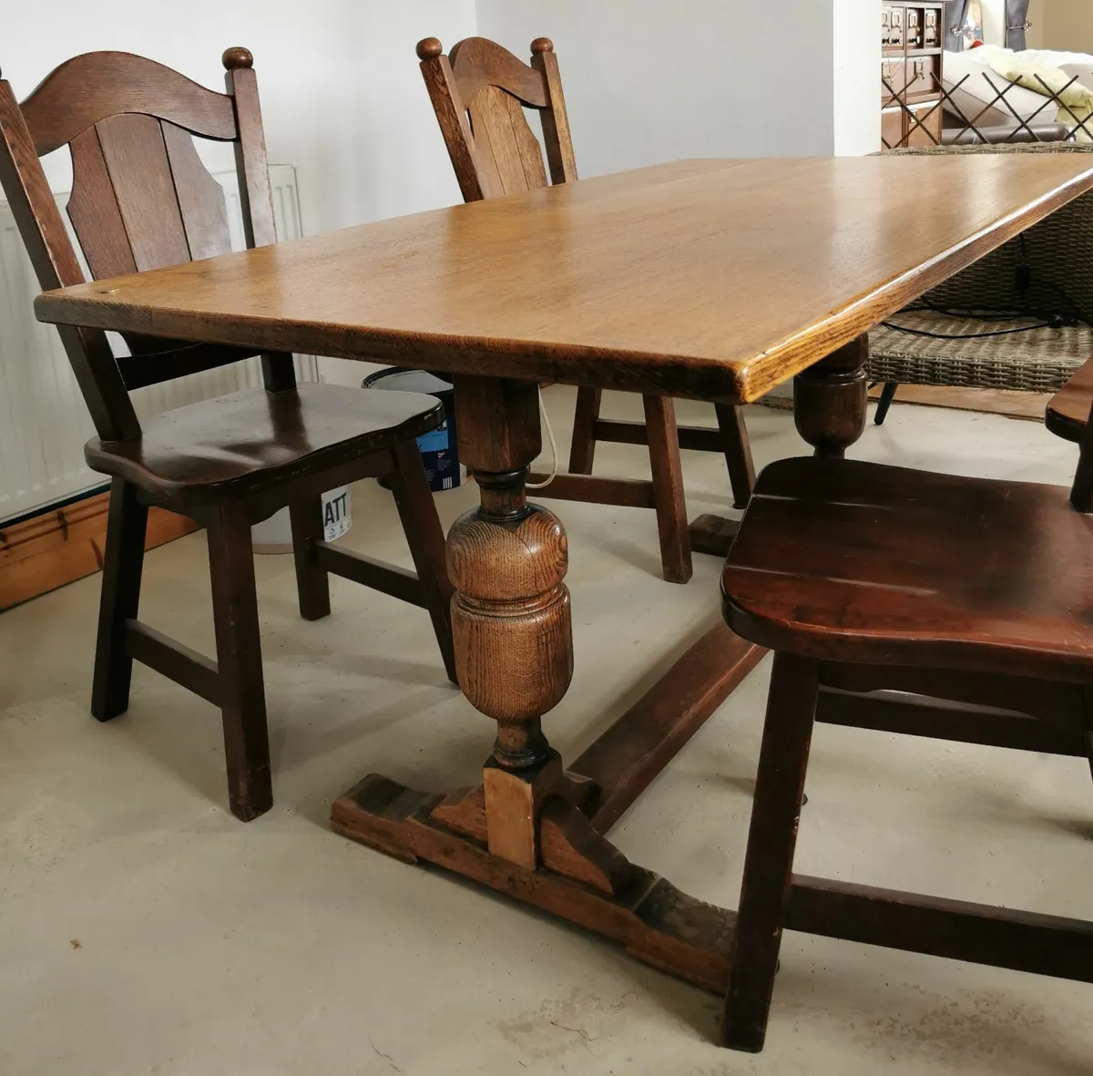 Solid oak Jaycee dining table & 4 oak chairs - Image 1