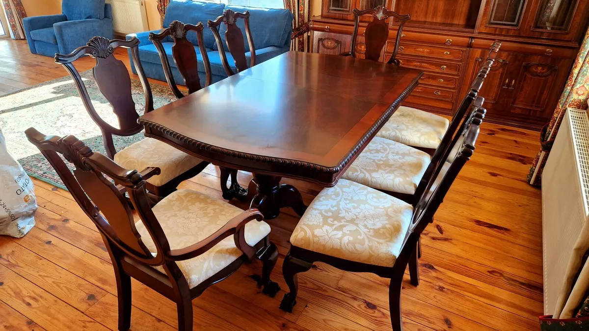8 SEATER, TABLE &CHAIRS - Image 1