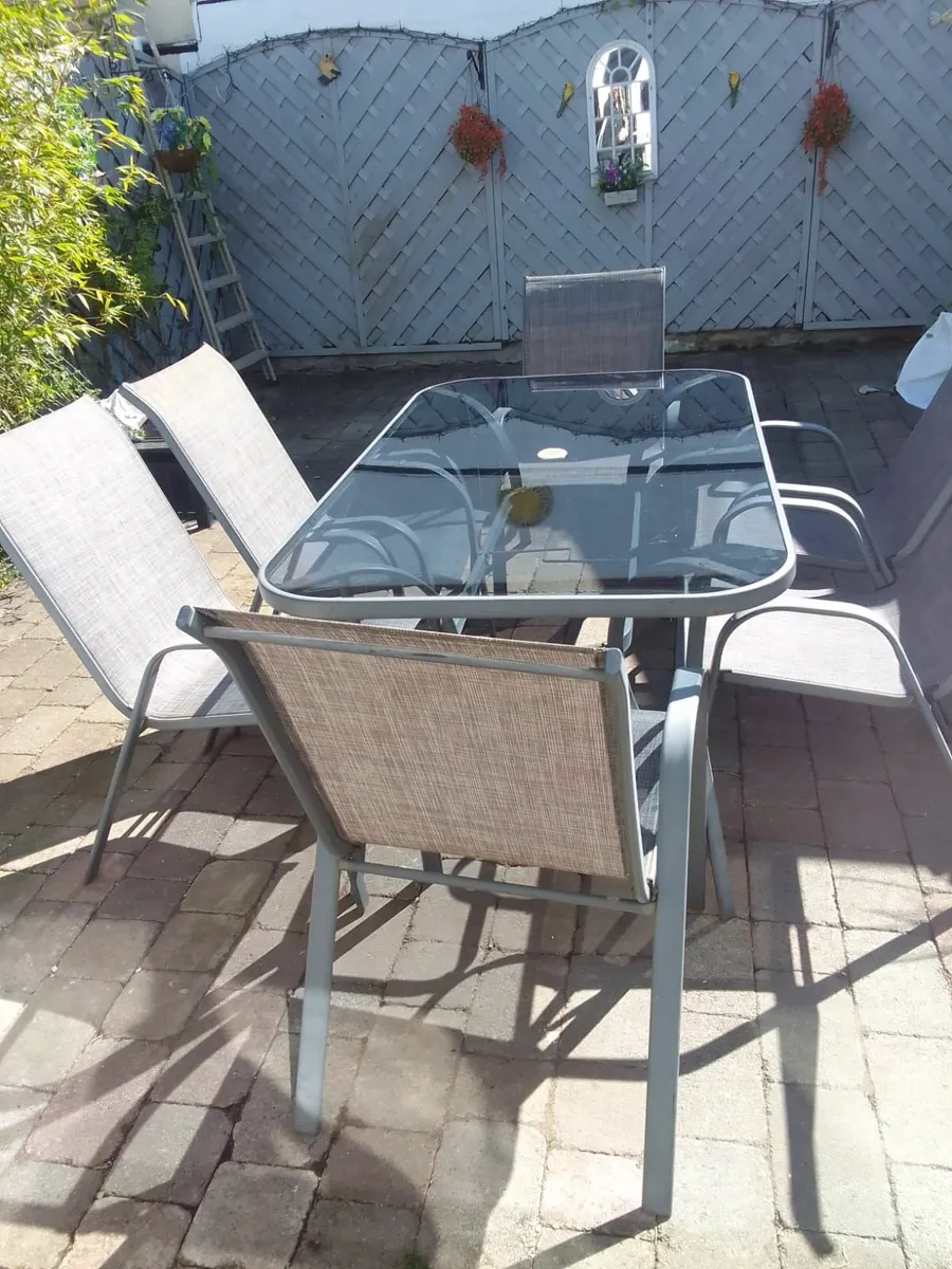 Outdoor dining table - Image 1