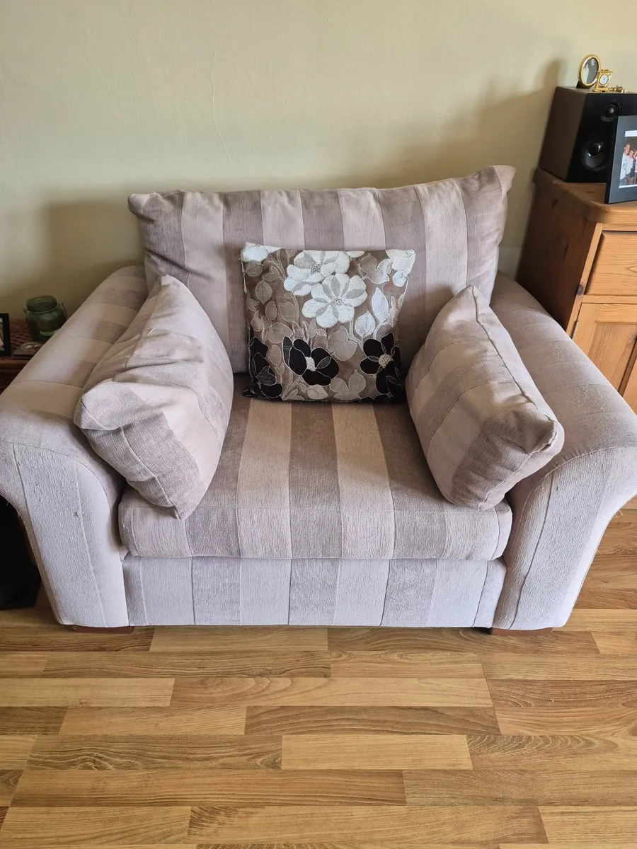 Sofa and matching cuddle chair - Image 4
