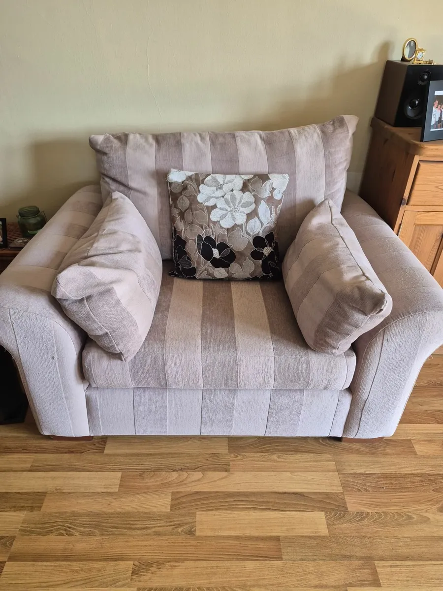 Sofa and matching cuddle chair - Image 1