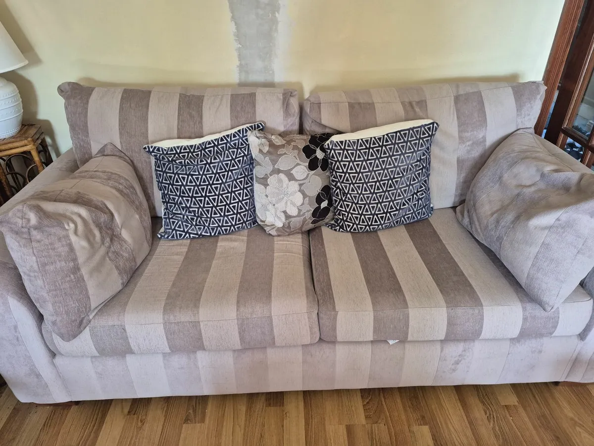 Sofa and matching cuddle chair - Image 2