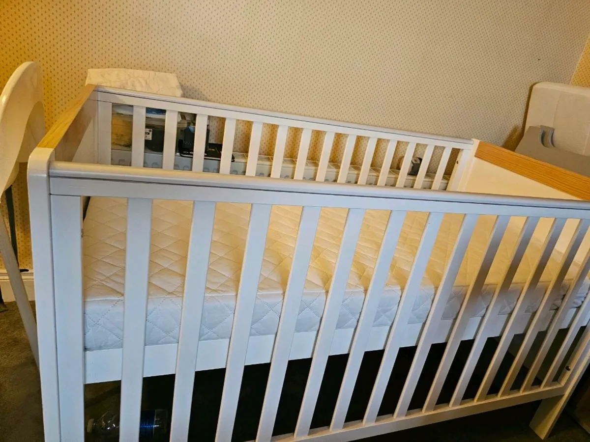 Baby Cot and Matrass - Image 1