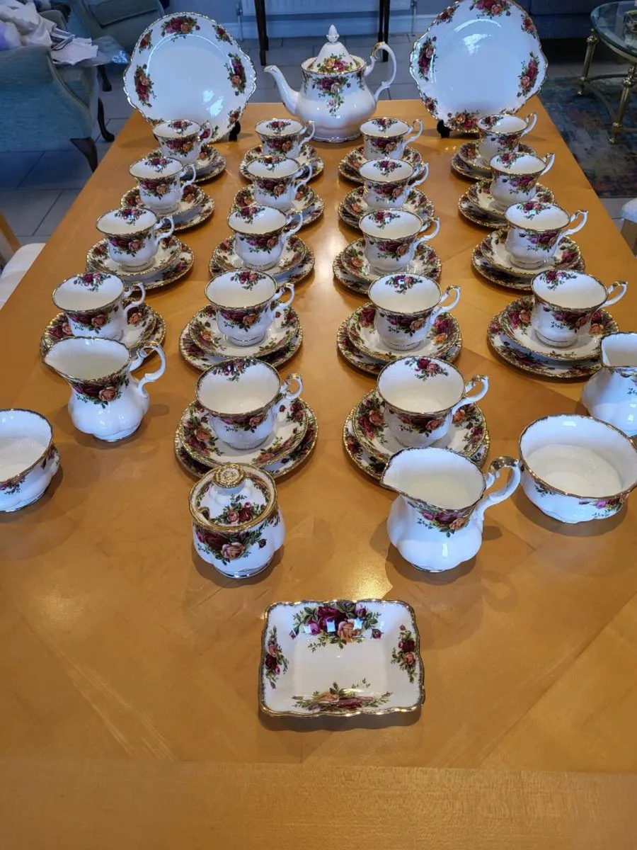 Fabulous set of Royal Albert Old country roses - Image 1