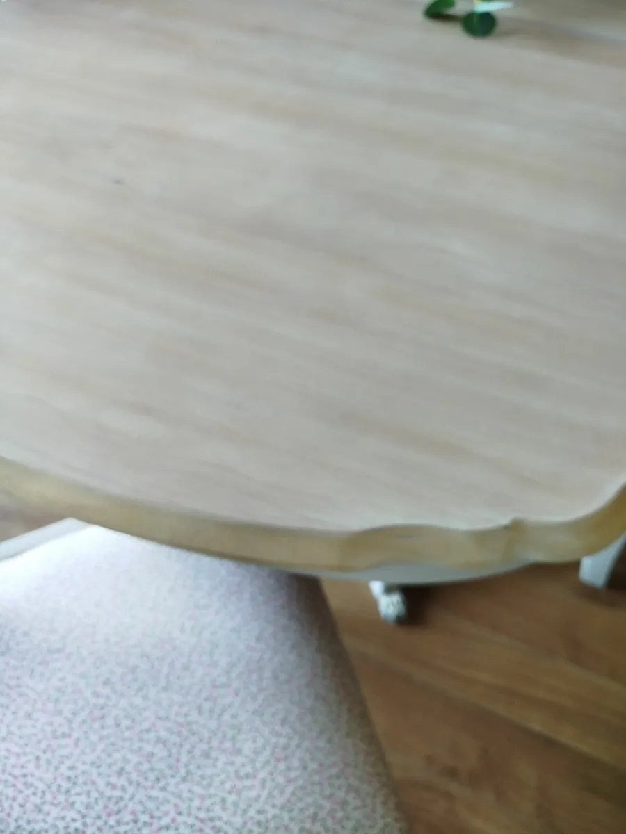 Table and 6 chairs - Image 1