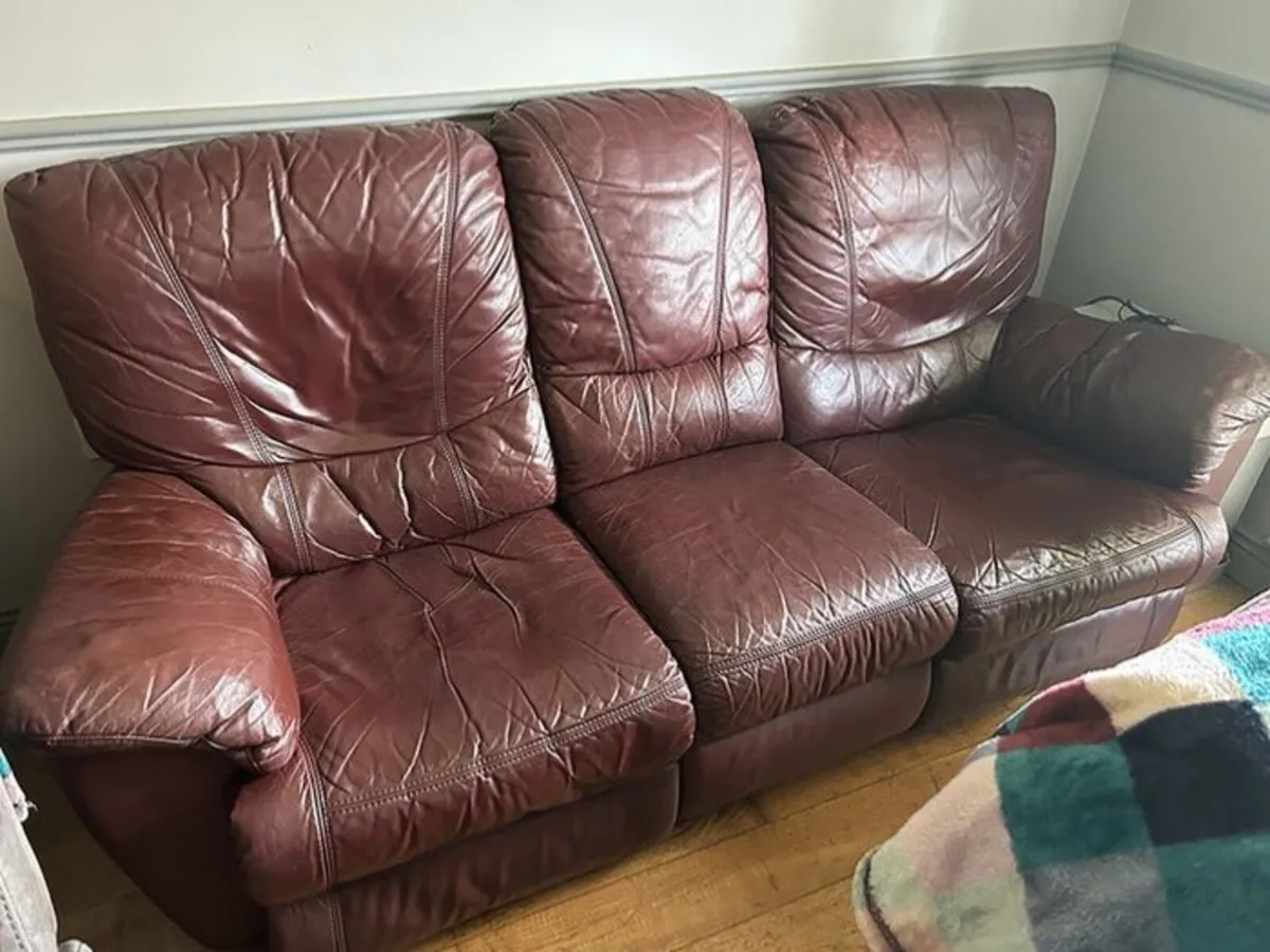 Suite of furniture - Image 1
