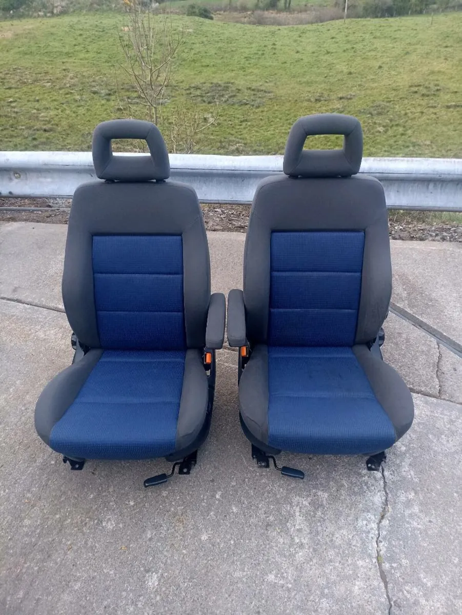 Swivel seats - Image 4