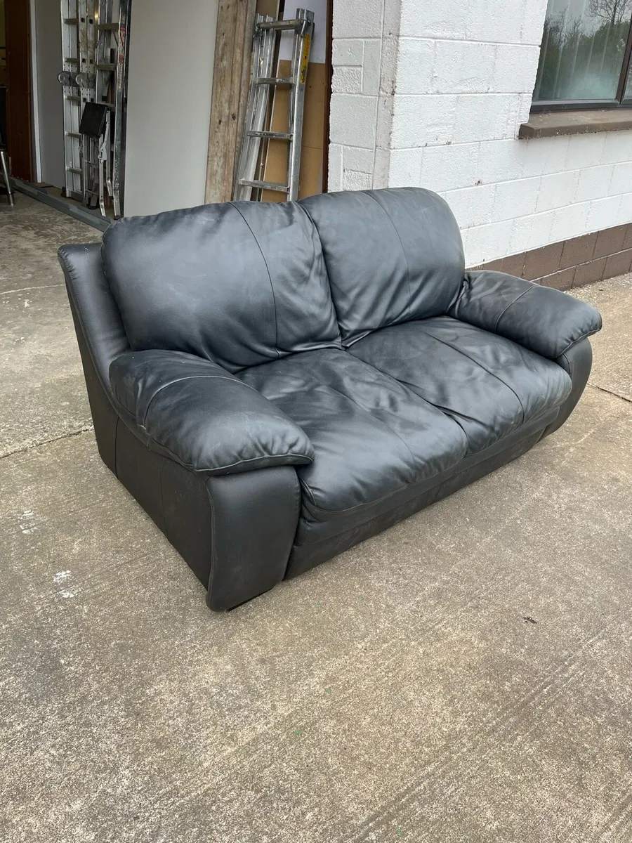 2 seater couch free to takeaway - Image 1