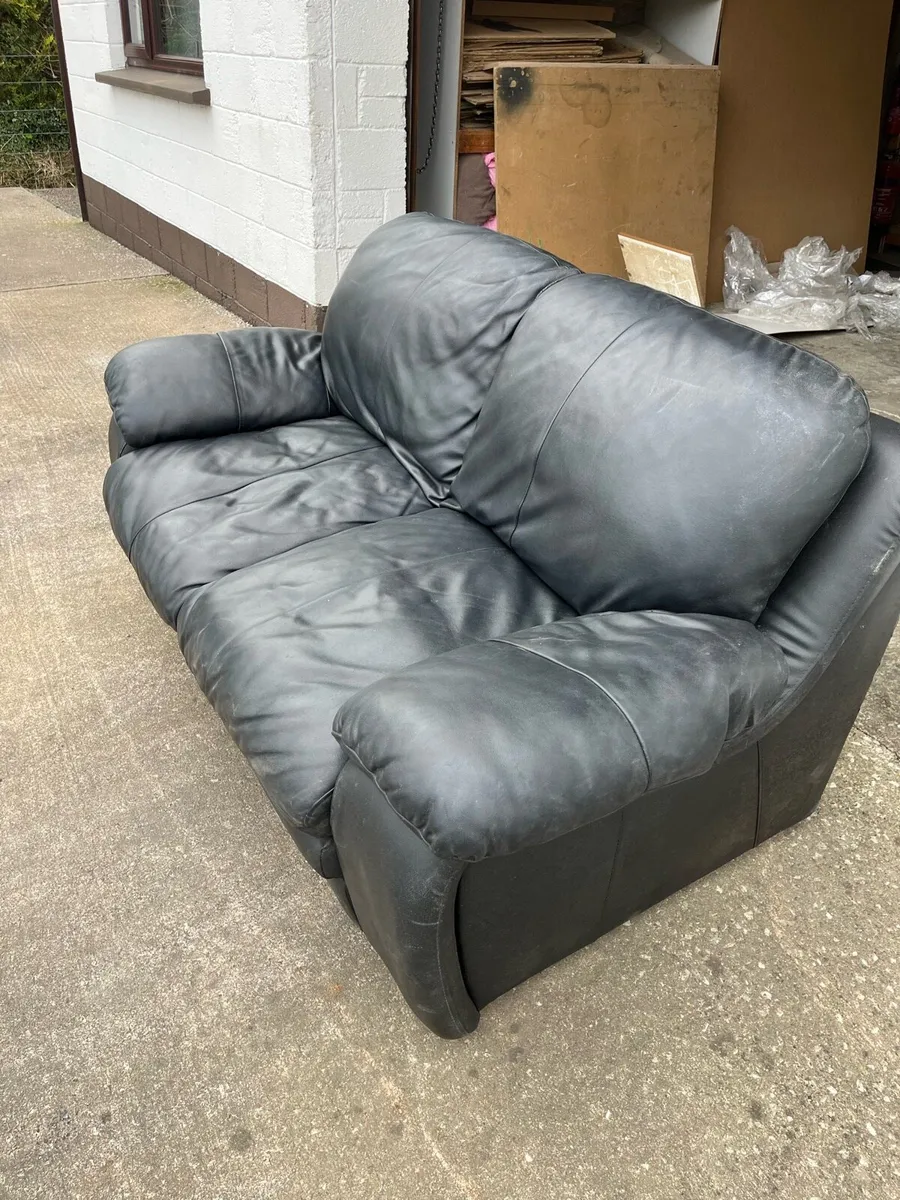 2 seater couch free to takeaway - Image 2