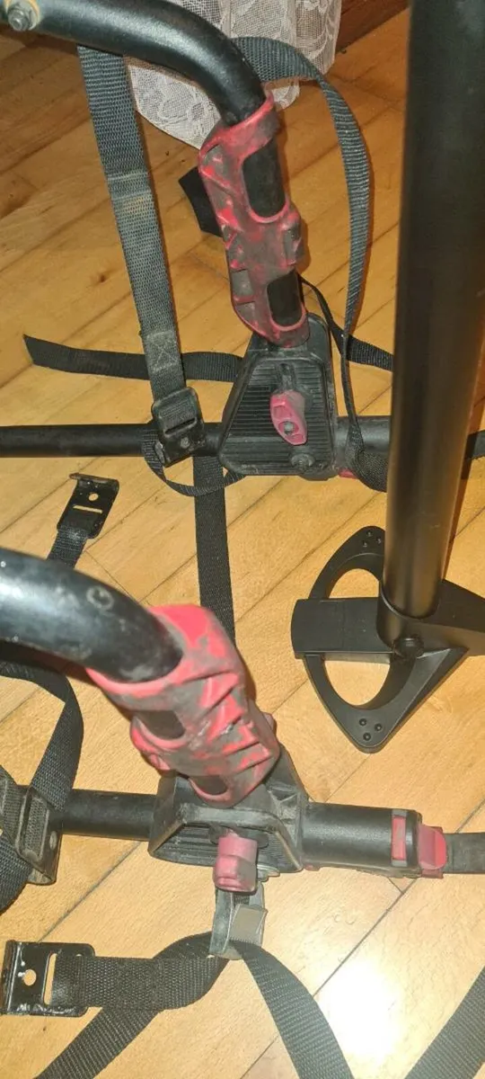 Bicycle rack incl new dunlop pump - Image 3
