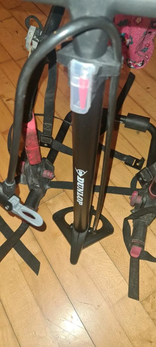Bicycle rack incl new dunlop pump - Image 4