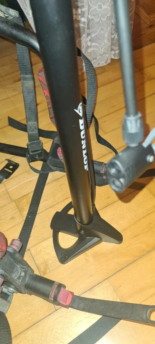Bicycle rack incl new dunlop pump - Image 2