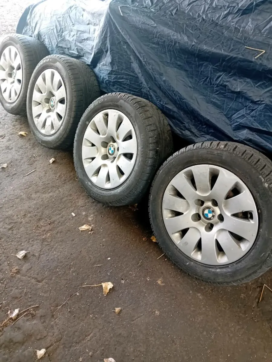 BMW E60/E61 Winterwheels  hubcaps and roofbars - Image 1