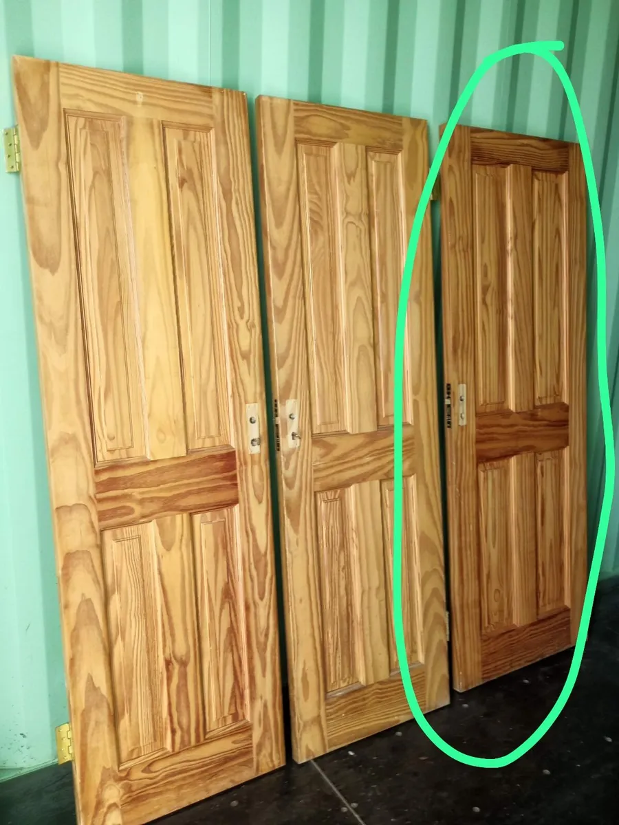 Solid white doors in excellent condition - Image 4