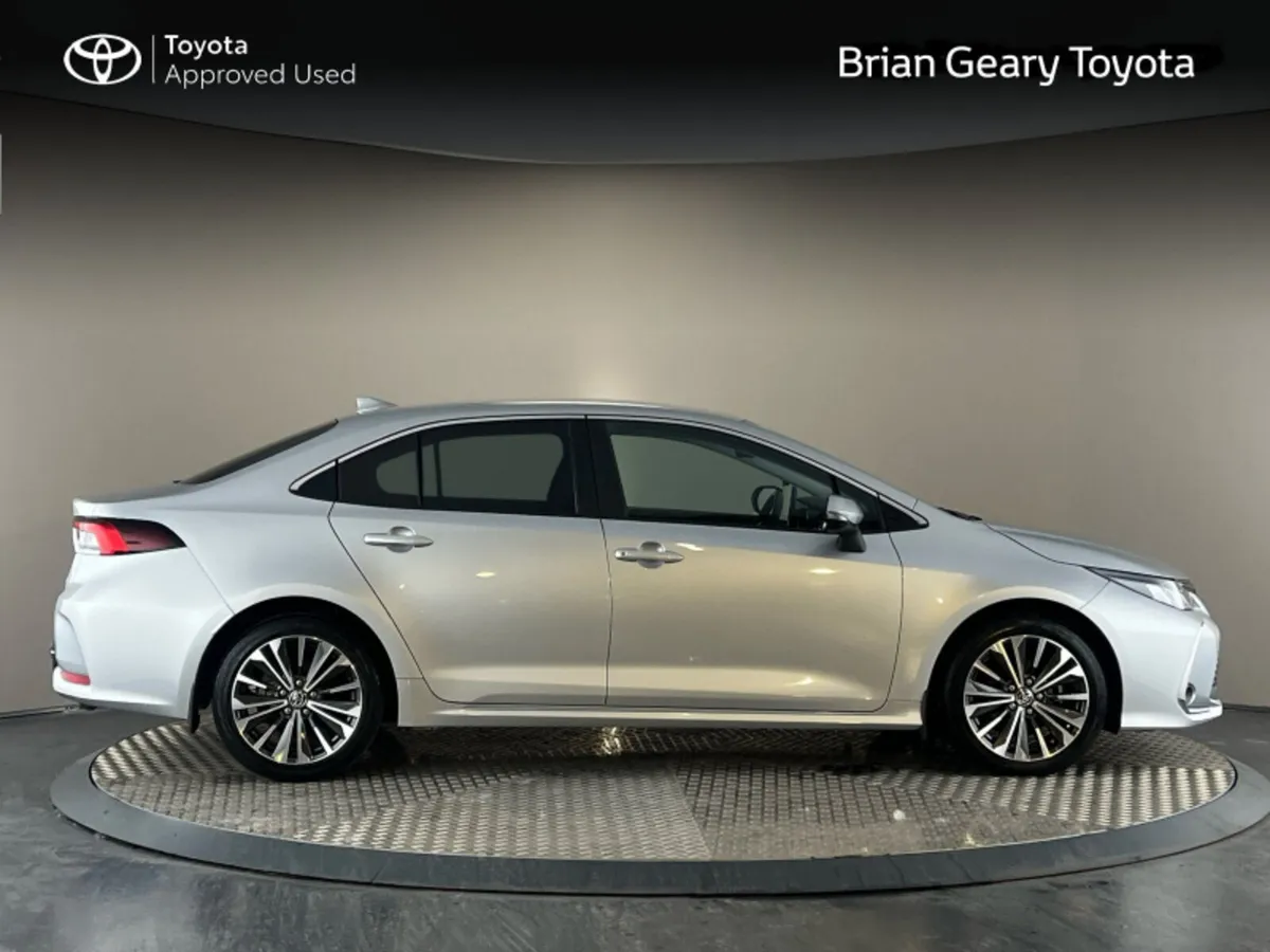 Toyota Corolla HYBRID LUNA SPORT SALOON - Image 3