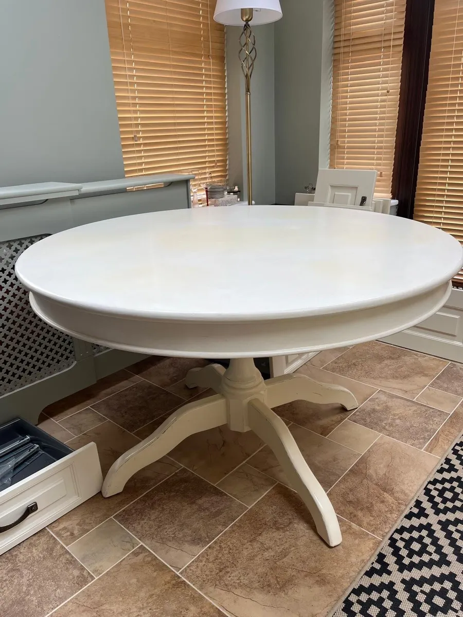 Round Cream Table