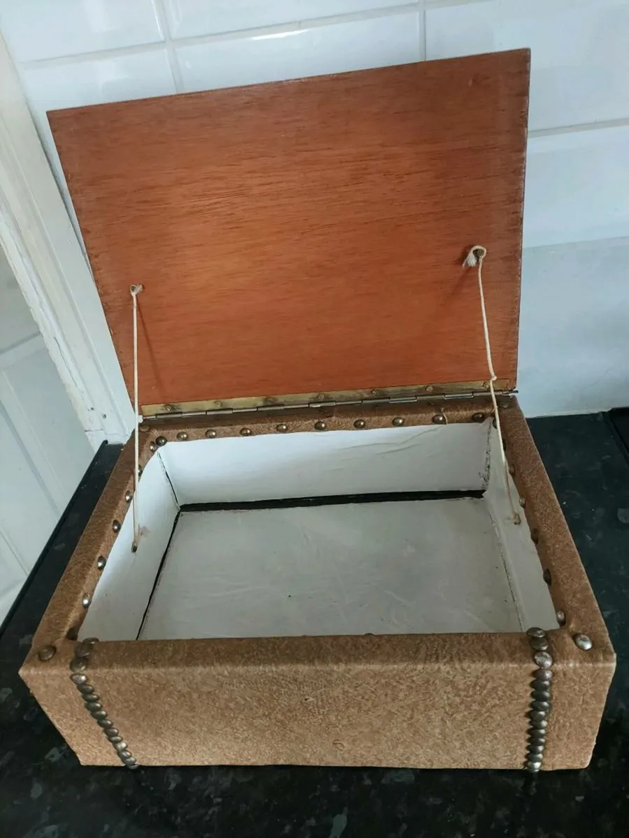 Small vintage leather bound box with wooden lid - Image 2