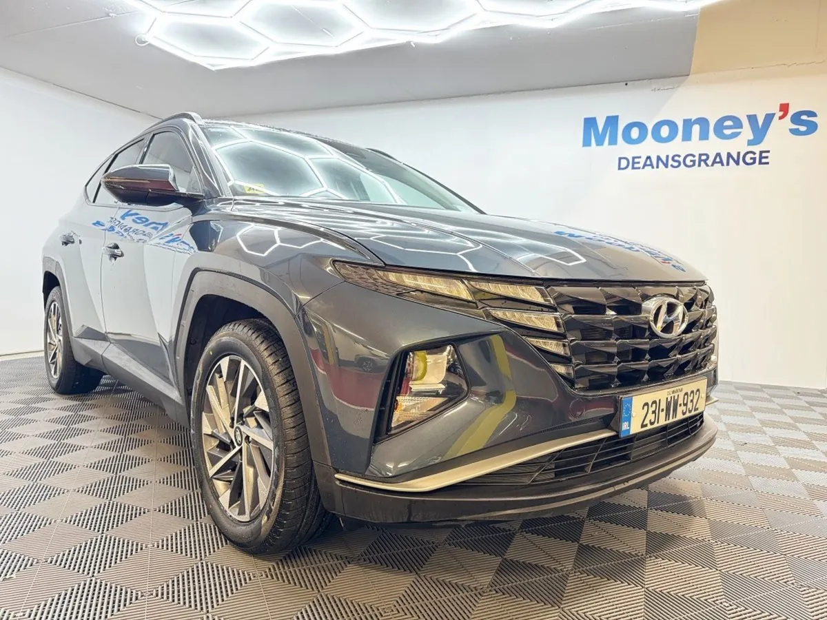 Hyundai Tucson 2WD Executive. One Previous Owner - Image 1