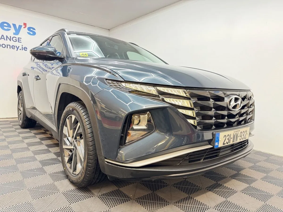 Hyundai Tucson 2WD Executive. One Previous Owner - Image 4