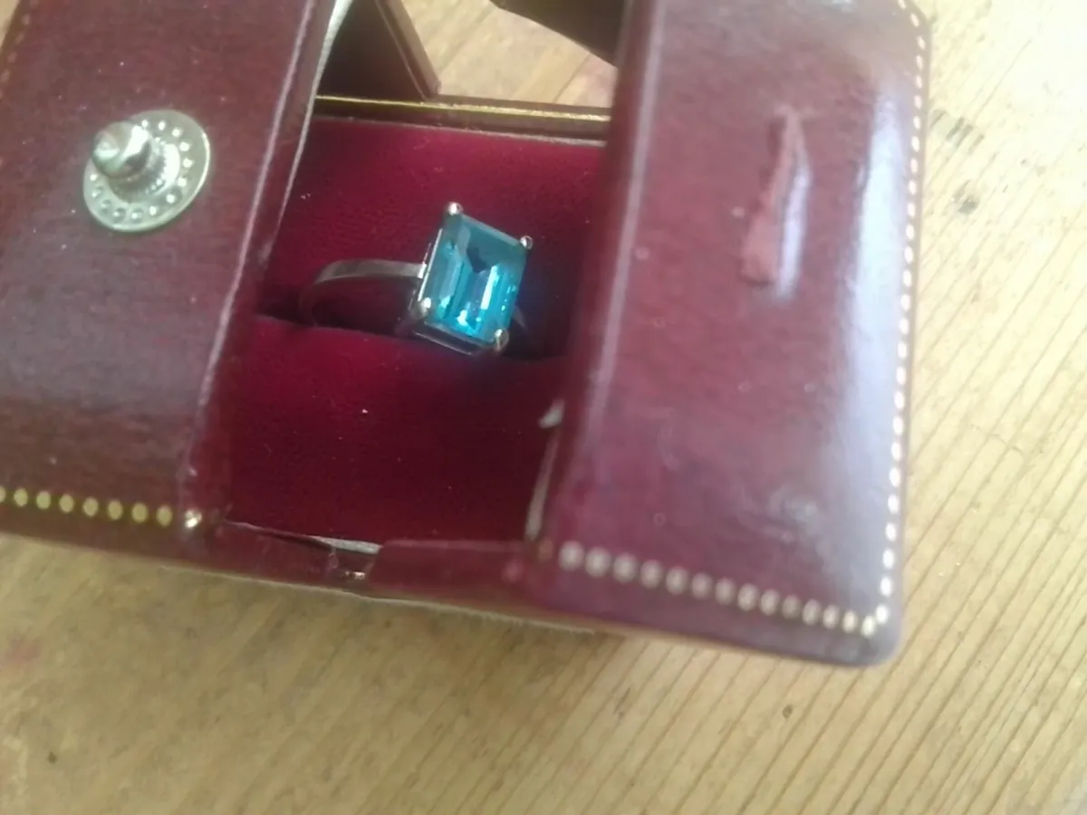 14ct WHITE GOLD AQUAMARINE EMERALD CUT RING O - Image 2