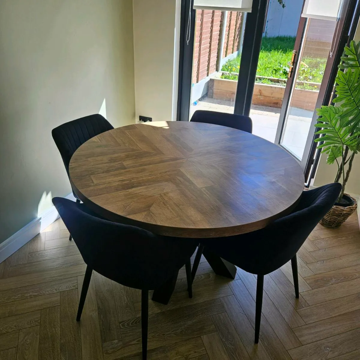 Dining Table & Chairs - Image 1