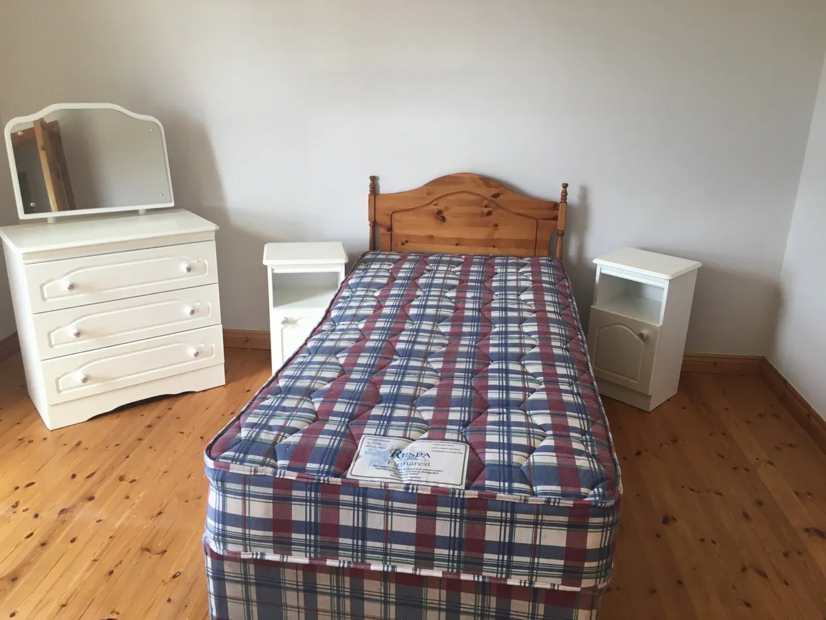 Bed lockers and dressing table