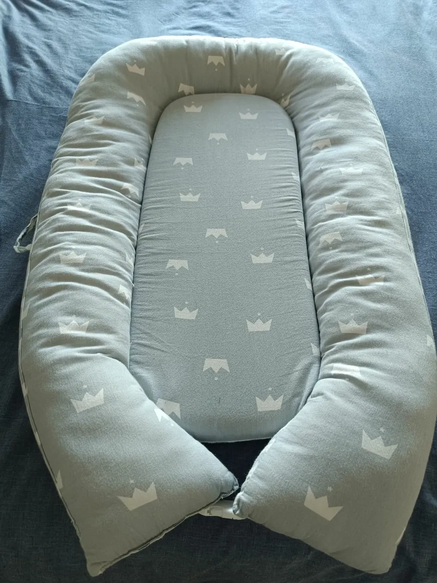 Free baby sleeping coccon - Image 1