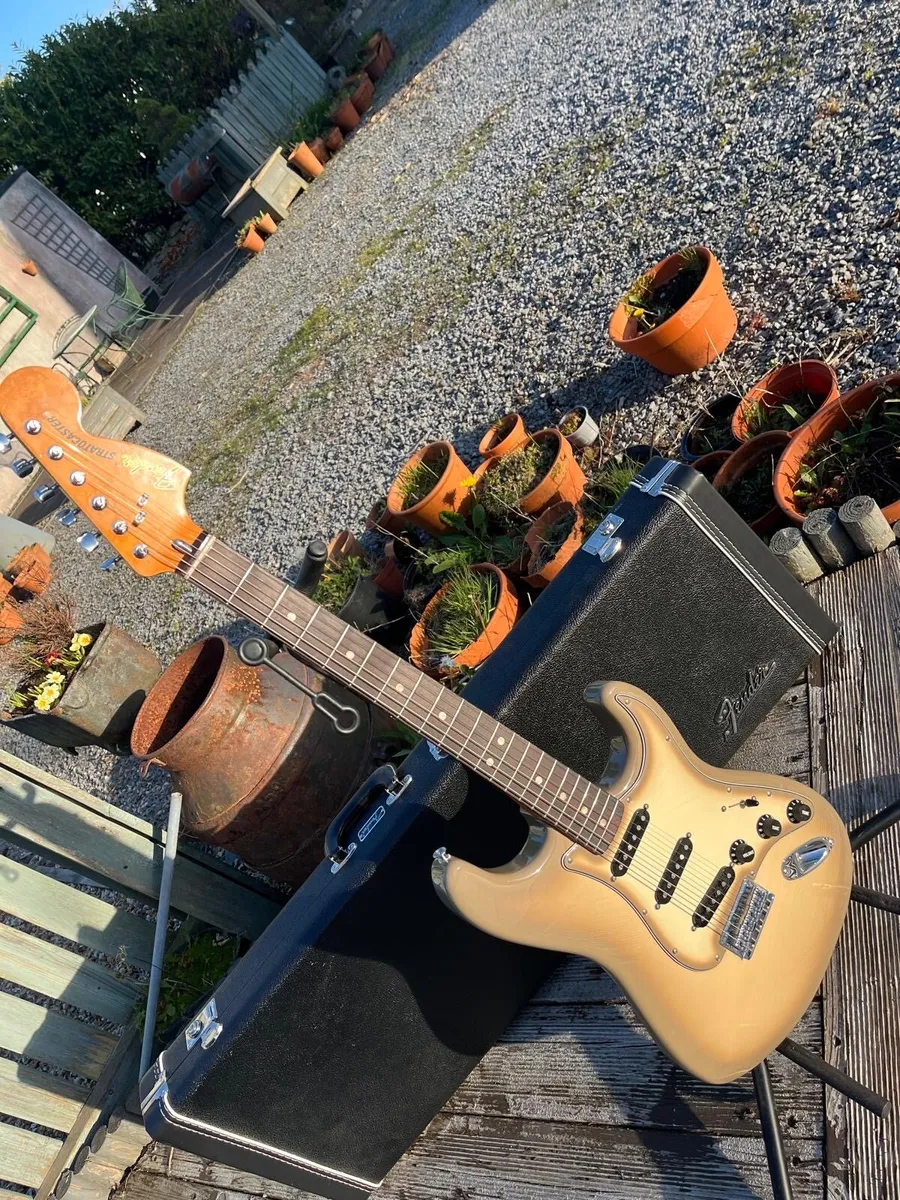 Fender Stratocaster 70th Anniversary+Case - Image 1
