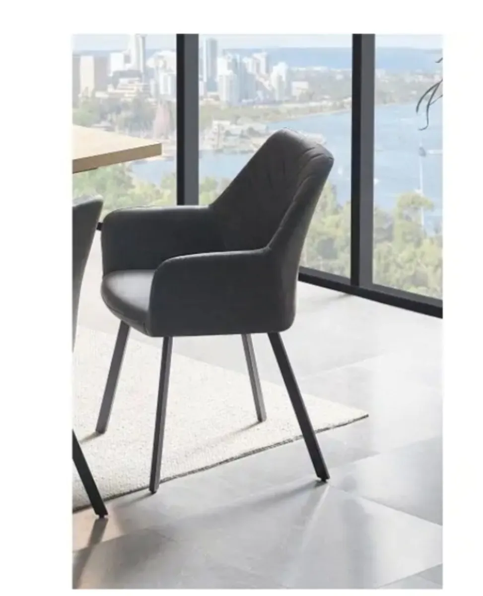 Chissie tabe and 6 chairs - Image 3