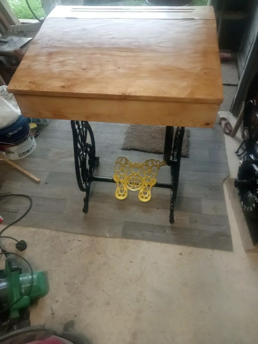Old sloped writing desk - Image 1